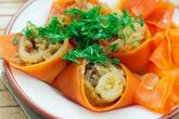 Рулетики с тушеной капустой и морковью