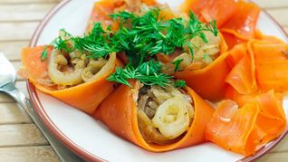 Рулетики с тушеной капустой и морковью