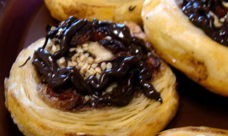 Рецепт рулетиков слоеных с сухофруктаи и шоколадом