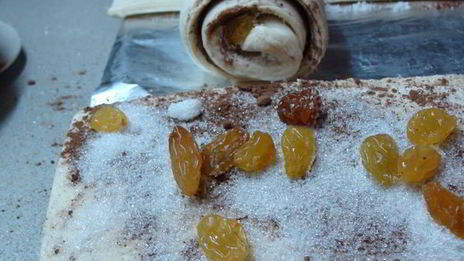 рулетики слоеные с сухофруктаи и шоколадом