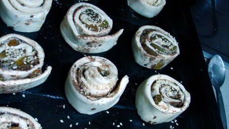 рулетики слоеные с сухофруктаи и шоколадом