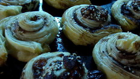 рулетики слоеные с сухофруктаи и шоколадом