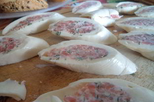 Рулетики закусочные с семгой