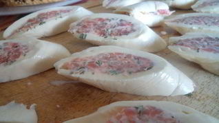 Рулетики закусочные с семгой