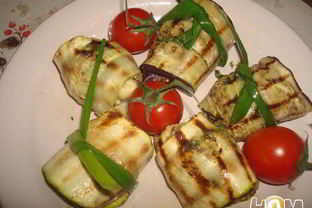 Рулеты из баклажанов с беконом, сыром и зеленью