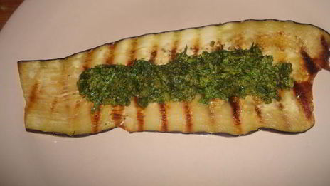 рулеты из баклажанов с беконом, сыром и зеленью