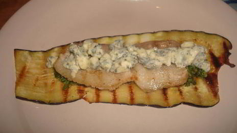 рулеты из баклажанов с беконом, сыром и зеленью