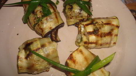 рулеты из баклажанов с беконом, сыром и зеленью