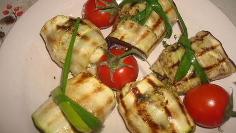 рулеты из баклажанов с беконом, сыром и зеленью