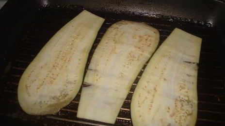 рулеты из баклажанов с беконом, сыром и зеленью