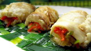 Рулеты из камбалы на циновке из порея