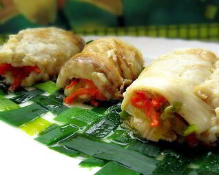 Рулеты из камбалы на циновке из порея