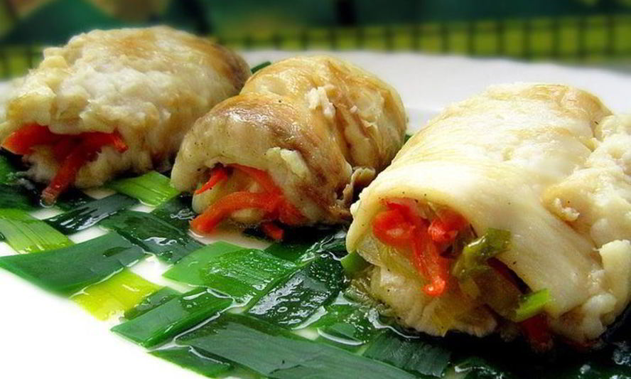 Рецепт рулетов из камбалы на циновке из порея