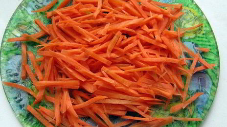 рулеты из камбалы на циновке из порея