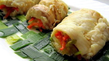 рулеты из камбалы на циновке из порея