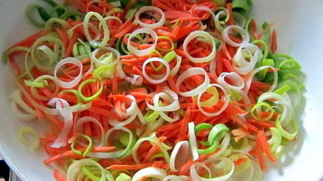 рулеты из камбалы на циновке из порея