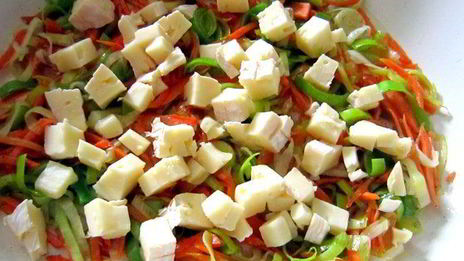 рулеты из камбалы на циновке из порея