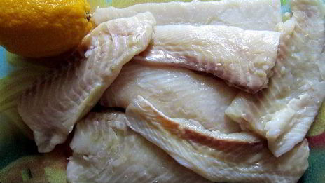 рулеты из камбалы на циновке из порея