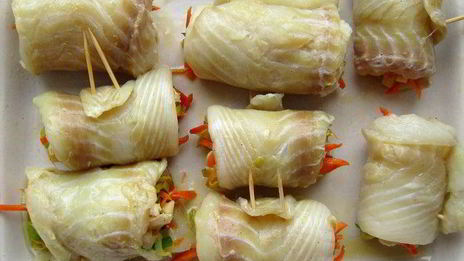 рулеты из камбалы на циновке из порея