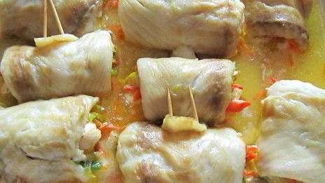 рулеты из камбалы на циновке из порея