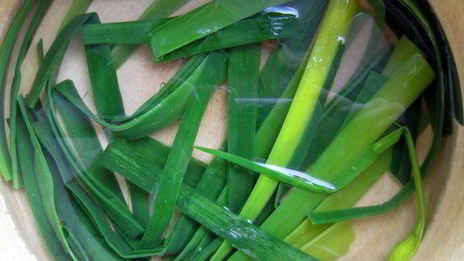 рулеты из камбалы на циновке из порея