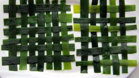 рулеты из камбалы на циновке из порея