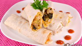 Рулеты из лаваша с курицей, грибами и сыром в микроволновке