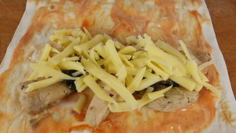 рулеты из лаваша с курицей, грибами и сыром в микроволновке