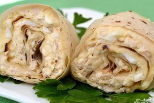 Рулеты из лаваша с курицей и плавленым сырком