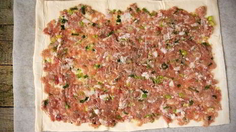 слоеные рулетики с мясным фаршем