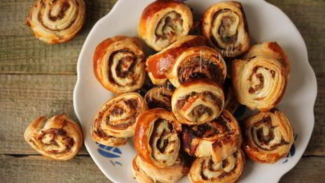 слоеные рулетики с мясным фаршем