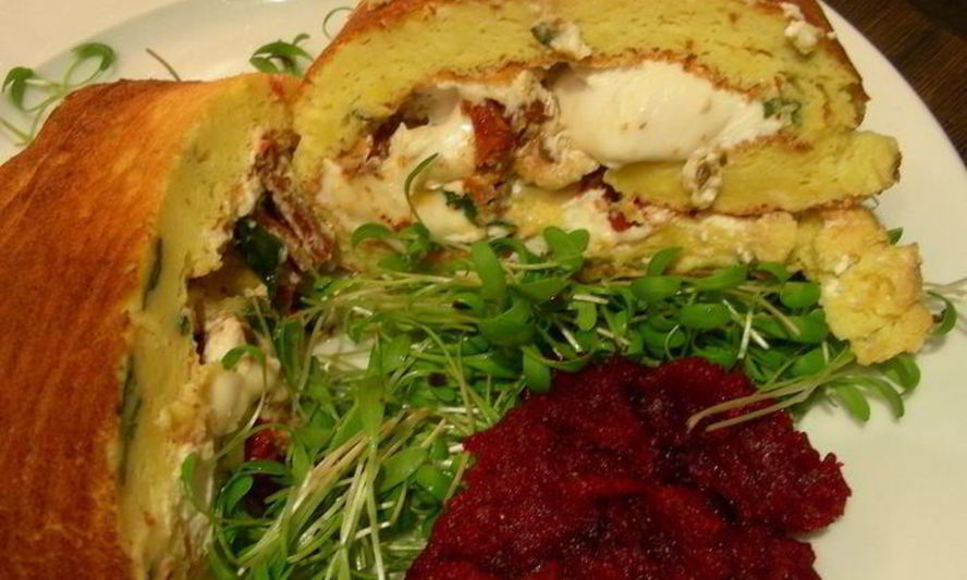 Рецепт воздушного рулета с рикоттой, козьим сыром, вялеными томатами и базиликом