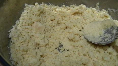 воздушный рулет с рикоттой, козьим сыром, вялеными томатами и базиликом