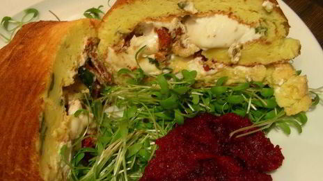 воздушный рулет с рикоттой, козьим сыром, вялеными томатами и базиликом