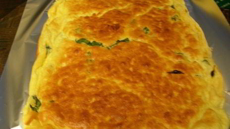 воздушный рулет с рикоттой, козьим сыром, вялеными томатами и базиликом