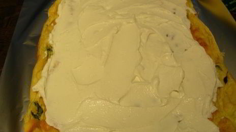 воздушный рулет с рикоттой, козьим сыром, вялеными томатами и базиликом