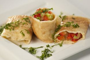 Яичный рулет с овощами