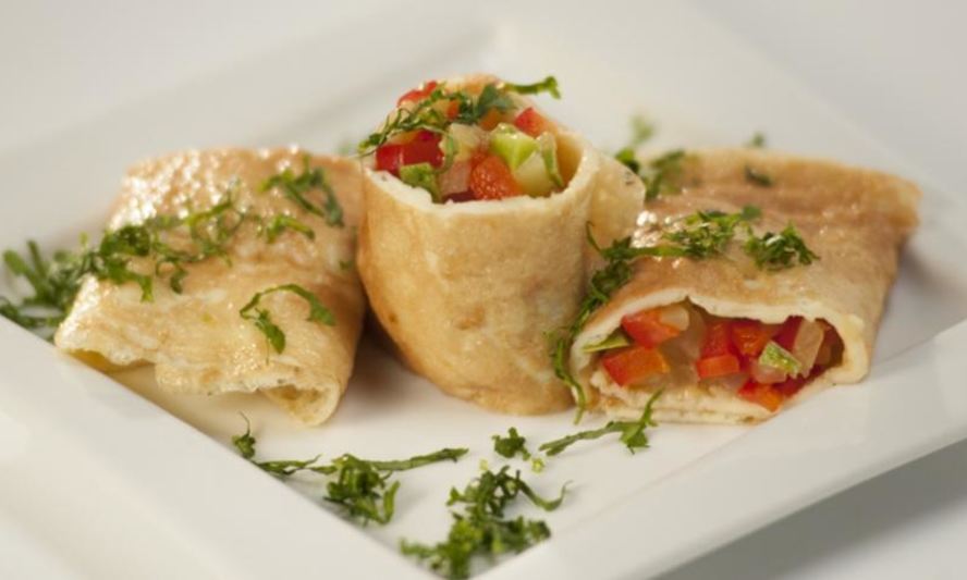 Рецепт яичного рулета с овощами