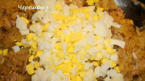 закусочные слоеные рулетики с рыбой, капустой и яйцом