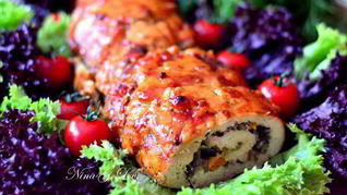 Запеченный куриный рулет, фаршированный грибами и курагой в томатно-медовом соусе