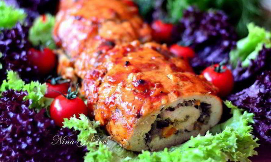 Рецепт запеченного куриного рулета, фаршированного грибами и курагой в томатно-медовом соусе