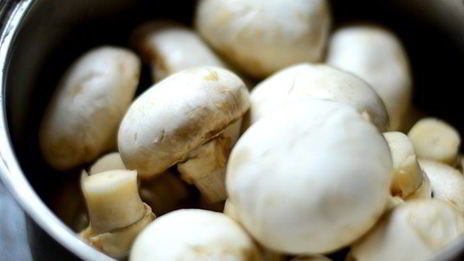 запеченный куриный рулет, фаршированный грибами и курагой в томатно-медовом соусе