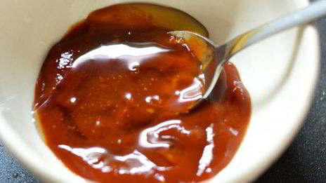 запеченный куриный рулет, фаршированный грибами и курагой в томатно-медовом соусе