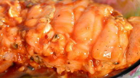 запеченный куриный рулет, фаршированный грибами и курагой в томатно-медовом соусе