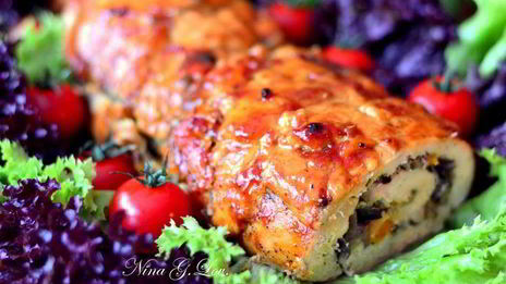 запеченный куриный рулет, фаршированный грибами и курагой в томатно-медовом соусе