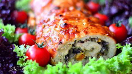 запеченный куриный рулет, фаршированный грибами и курагой в томатно-медовом соусе