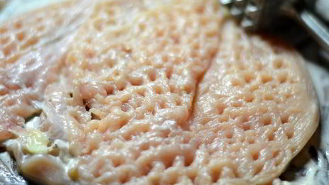 запеченный куриный рулет, фаршированный грибами и курагой в томатно-медовом соусе