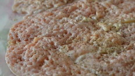 запеченный куриный рулет, фаршированный грибами и курагой в томатно-медовом соусе