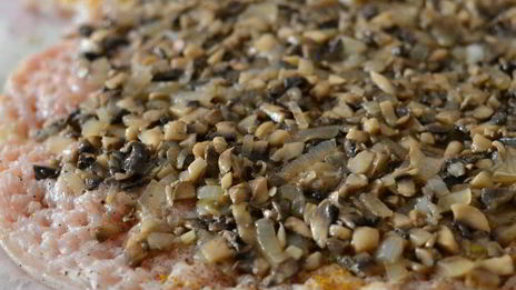 запеченный куриный рулет, фаршированный грибами и курагой в томатно-медовом соусе