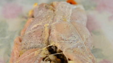 запеченный куриный рулет, фаршированный грибами и курагой в томатно-медовом соусе